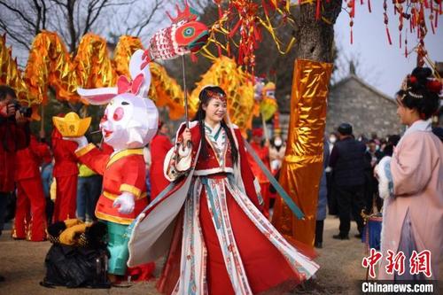 中国侨网身着古装的姑娘在江苏盱眙第一山历史文化街区感受新春“文艺范”。　泱波　摄