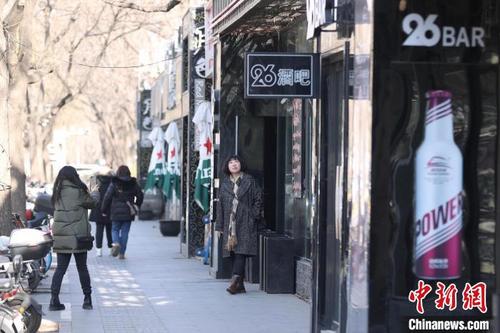 中国侨网市民在酒吧街拍照留念。　中新社记者 蒋启明　摄