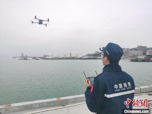 中国侨网图为海警人员利用无人机侦查。　莆田海警局供图