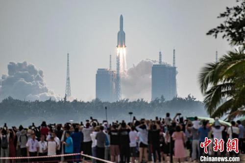 中国侨网图为2022年10月31日，搭载空间站梦天实验舱的长征五号B遥四运载火箭，在文昌航天发射场成功。　骆云飞 摄