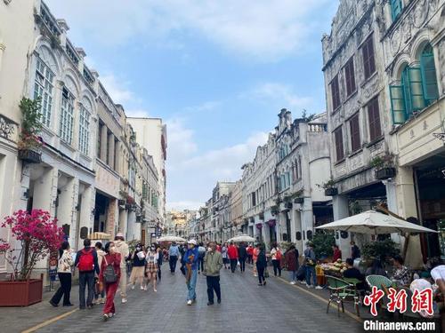 中国侨网2月21日,海口百年骑楼老街旅游人气旺。 凌楠 摄