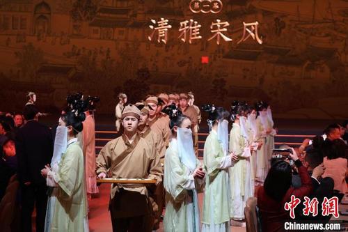 中国侨网2月22日晚,泉州石狮市以“宋元海丝宴”宴请四方宾朋。 颜华杰 摄