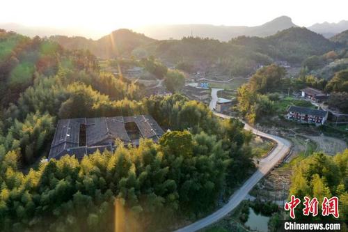 中国侨网空中航拍永泰县白云乡美丽的乡村。 王东明 摄
