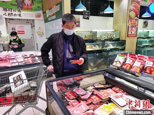 中国侨网顾客正在超市选购预制菜麻辣虾尾 徐宏 摄