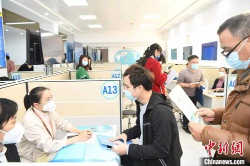 中国侨网2月26日,海口举办酒店餐饮业专场招聘会。图为招聘会现场。 张茜翼 摄