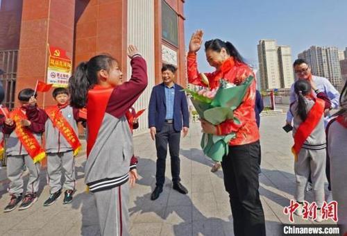 中国侨网奥运冠军张宁与少先队员互敬队礼。林弘梫 摄