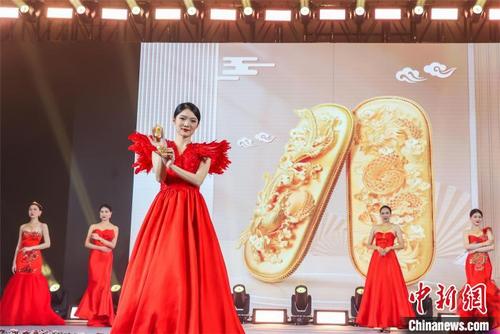 中国侨网黄金珠宝产品展示　佛山市政府新闻办 供图