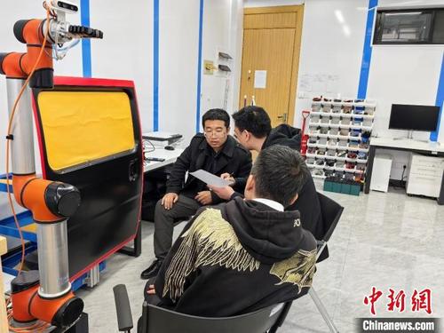 中国侨网张波涛与学生交流 杭州电子科技大学供图