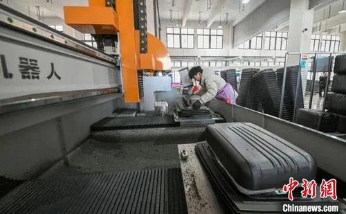 中国侨网文成箱包制造企业赶订单　潘聪聪供图