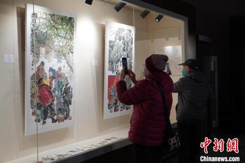 中国侨网图为游客在景山公园观展。　景山公园供图