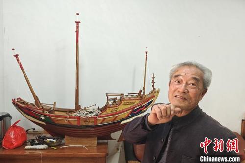 中国侨网福建省石狮市祥芝镇的蔡国栋学习制船至今已60多年。 吴冠标 摄