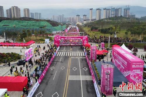 重庆垫江牡丹马拉松鸣枪起跑 万名选手上演一场跑步狂欢
