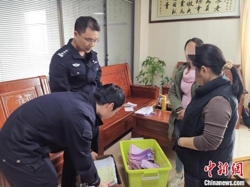 中国侨网缉私警察扣押涉案公司单证账册　阮玉梅　摄