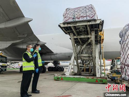 中国侨网广州海关关员对广交会进境展品进行机边监管　广州海关供图