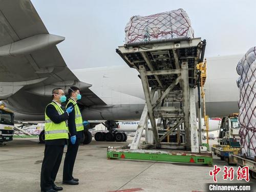 中国侨网广州海关关员对广交会进境展品进行机边监管 广州海关供图