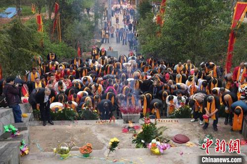 中国侨网图为两岸章氏后裔祭拜先祖。 浦城县融媒体中心供图