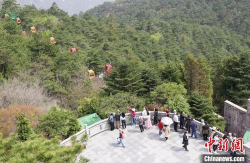 中国侨网游客在庐山含鄱口游览。 贾天勇 摄