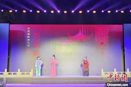 中国侨网“首届海丝泉州戏剧周——2023年全国南戏展演”27日晚正式开幕。 吴冠标 摄