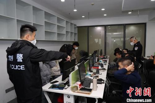 中国侨网佛山公安开展诈骗案件收网行动。　广东省公安厅 供图