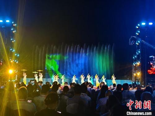 中国侨网2023中国（江门）侨乡华人嘉年华启动晚会上的精彩节目表演。　郭军　摄
