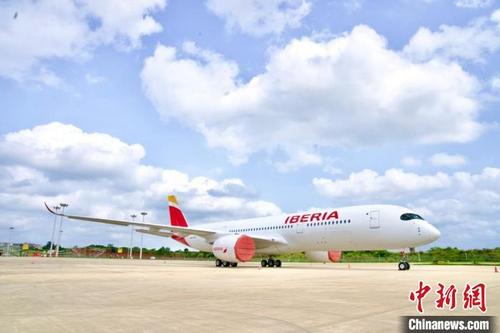 中国侨网图为海南自贸港一站式飞机维修产业基地内停放的空客A350-900型飞机。　海航技术供图
