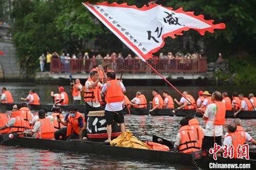 中国侨网图为村民在荔湾湖试扒龙船。　陈楚红　摄