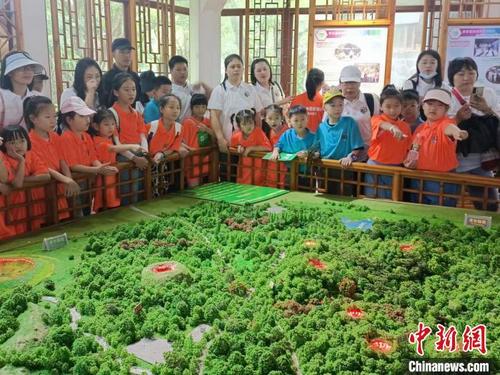 中国侨网图为研学团队在海口火山群世界地质公园开展研学活动。 张月和 摄