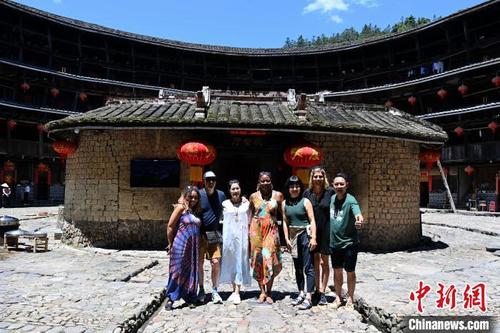 中国侨网代表团成员参访南靖土楼。 张金川 摄