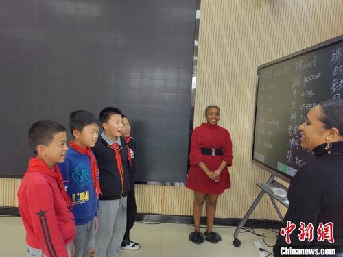 中国侨网图为三明学院国际学生Chrish和Megan在三明学院实验小学进行英语词汇教学。　茅文睿　摄