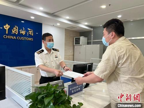 中国侨网图为北京海关所属中关村海关签发北京关区首份RCEP对菲律宾出口原产地证书。 张洋 摄