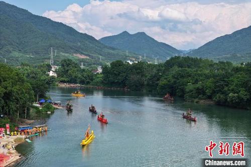 中国侨网图为民众参加龙舟竞赛。 黄勇丹 　摄