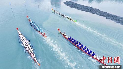 中国侨网蕉城区八都镇云淡村赛龙舟。 褚子强 摄