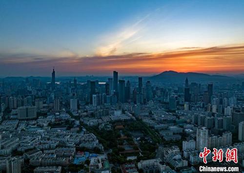 中国侨网清晨五点左右的古都南京迎来朝霞。　泱波 摄