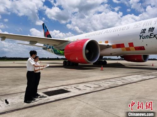 中国侨网13日，一架波音777-200LRF型货运飞机在海口美兰机场通关放行，享受海南自贸港“零关税”政策。　海口海关供图