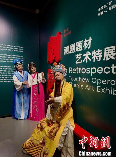 中国侨网图为演员在展览现场进行即兴表演。谢晓洁 摄