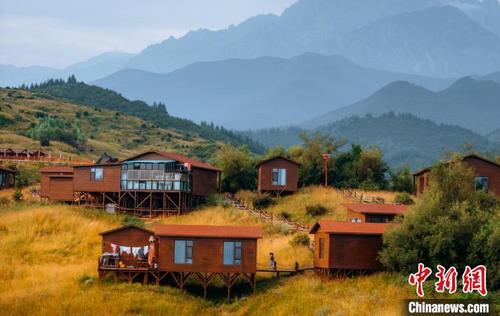 中国侨网图为游客在民宿内居住,欣赏山间美景。邱活 摄