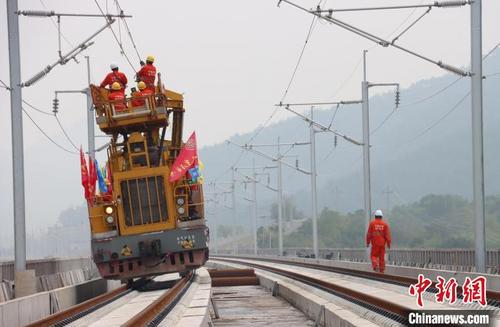 中国侨网中国中铁电气化局施工人员在架设接触线。 周健 摄
