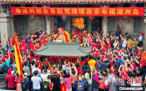 中国侨网信众在湄洲岛妈祖祖庙恭送妈祖金身绕境巡安布福。林春盛 摄