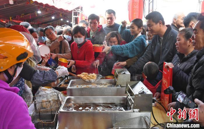 中国侨网香气四溢的特色小吃吸引许多群众和游客前来选购品尝。林弘梫 摄