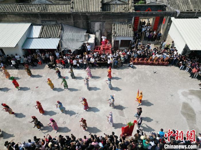 中国侨网2月20日，广东潮州溪美寨村举行游神民俗活动，其中巡游队伍的英歌舞表演吸引民众观看。（无人机照片） 陈楚红 摄