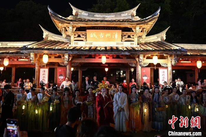 中国侨网2月21日晚，“凌波”传世·龙年水仙花神巡游在福建漳州古城上演。中新网记者 张金川 摄