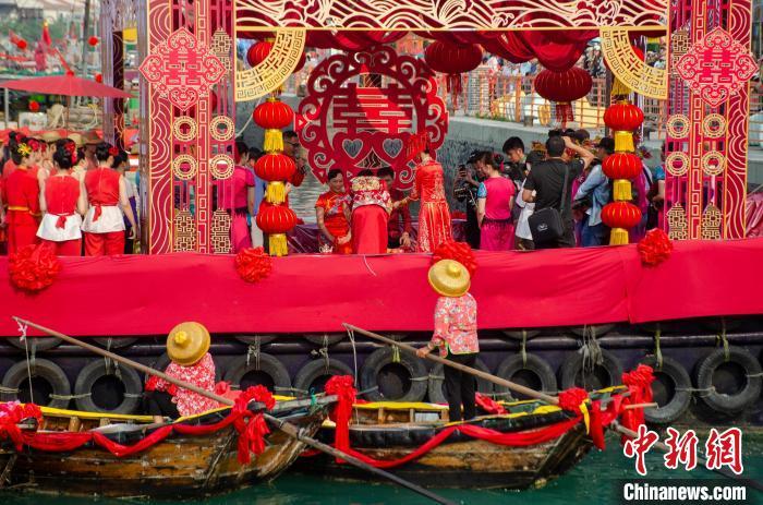 中国侨网婚礼现场，“新郎”与“新娘”在船上拜堂。翟李强 摄