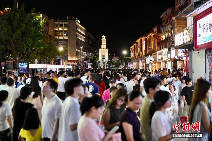 中国侨网7月23日晚,福建泉州,游客在千年古街——西街游玩。西街是泉州最早开发的街道和区域,自唐朝成街已超过1300年。这里有传统的闽南红砖古厝,也有近现代的骑楼和番仔楼,这里还保留了地道的泉州风味美食,吸引众多游客前来品尝。中新社记者 王东明 摄