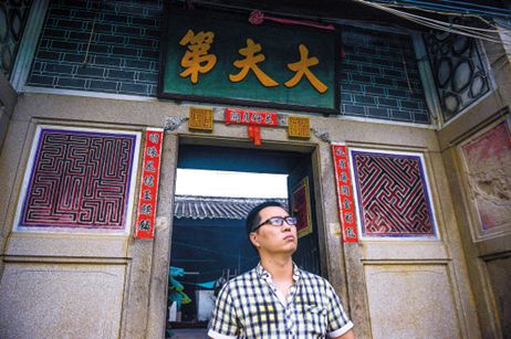 中国侨网出外求学后回乡的陈楚生服务村民