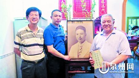 蔡清渊、蔡竟昭、林少川（左一）与珍藏的史料合影。