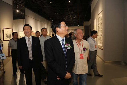 山东省政协副主席孙继业参观书画展并宣布书画展开幕。