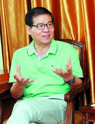 中国侨网图为张应龙教授接受本报记者专访(《汕头日报》/李俊伟 摄)
