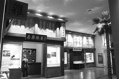 中国侨网图为中国华侨历史博物馆基本展厅中的唐人街复原景观。（《人民日报海外版》）