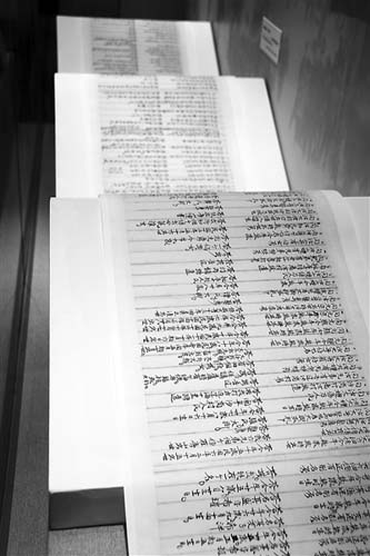 中国侨网图为早期华人移民海外时所用的“口供纸”。（《人民日报海外版》）