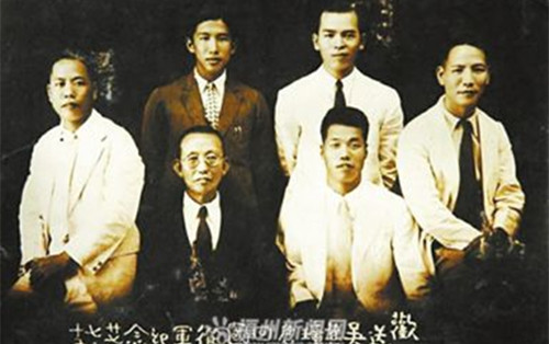 中国侨网刘家洙,他变卖商店、胶园、住房和夫人的全部首饰,捐给祖国抗日,动员吴孟超等大批华侨青年回国救亡;他在日军监狱饱受酷刑,在狱中蓄须明志并至死未剃。